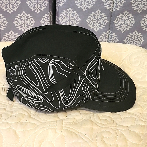 Nathan Stash Running Hat in Black With Reflective Details - Picture 4 of 6